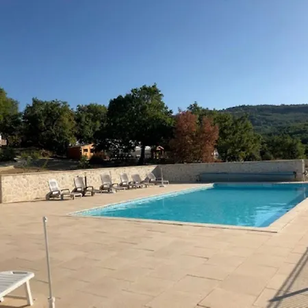 مكان تخييم Domaine De La Cheneraie